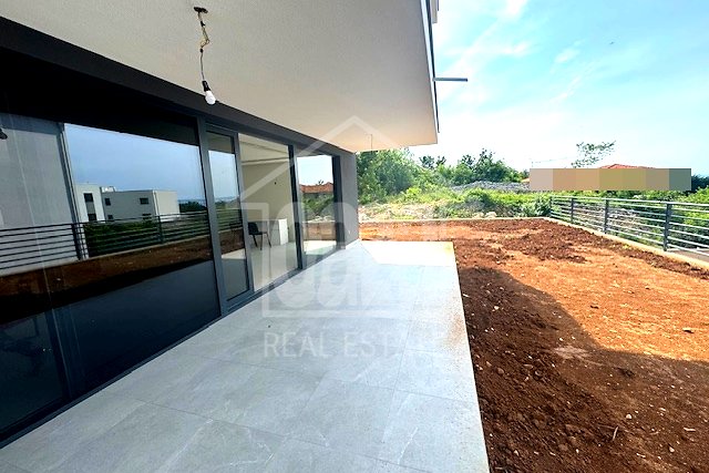 Kostrena, new building, 111.90m2 apartment on the ground floor with a garden of 170m2, near the beach