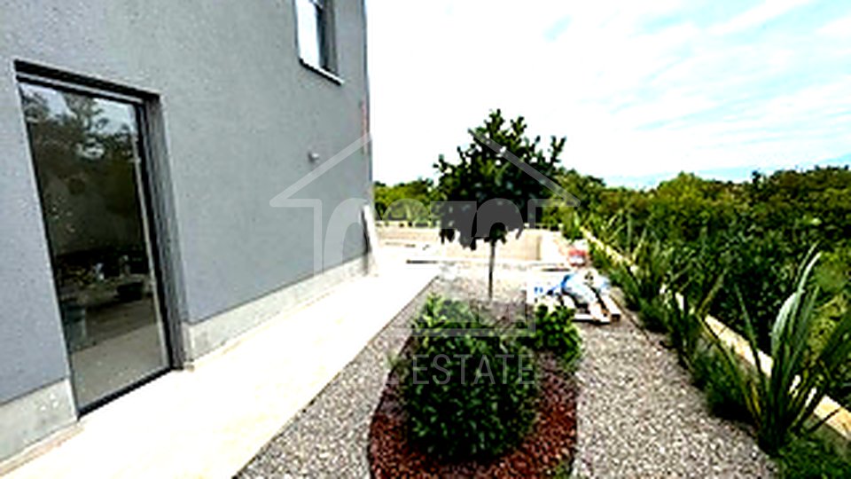 Modern new building, house 4 bedrooms + living room, with garage and swimming pool