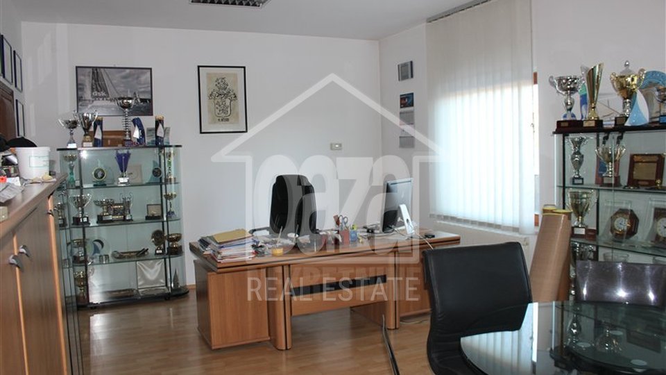 House, 1200 m2, For Sale, Rijeka - Marinići