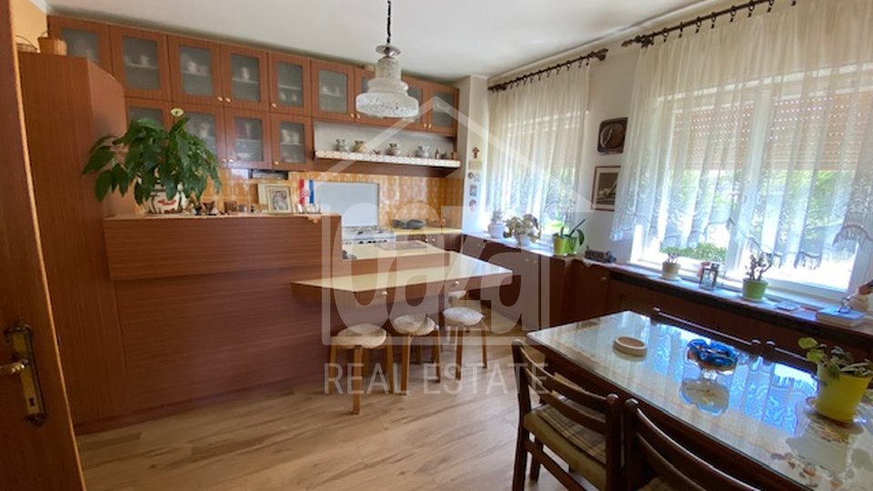 Gornja Drenova - Saršoni, kuća sa 3 stana i 5.043m2 uređene okućnice