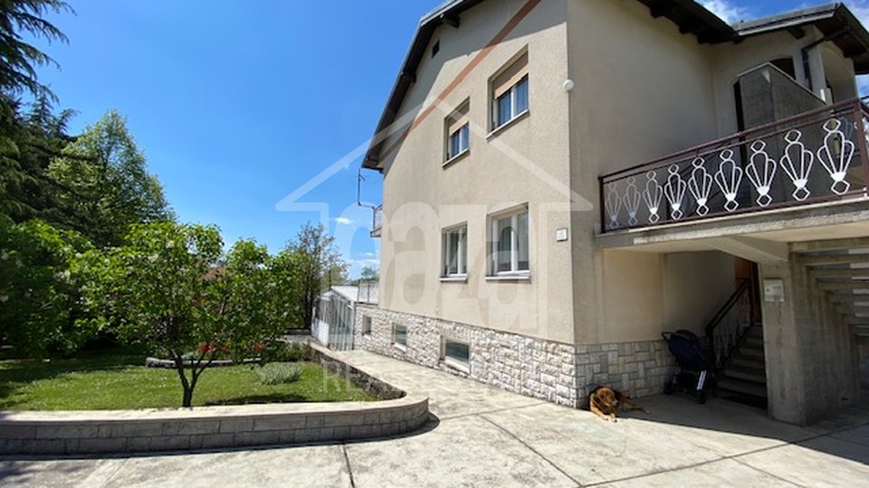 Gornja Drenova - Saršoni, kuća sa 3 stana i 5.043m2 uređene okućnice