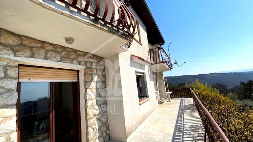 Rijeka - Marinići, kuća sa dva stana, poslovnim prostorom i 2.700m2 ok